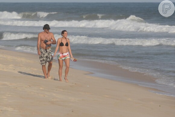 Luciano Szafir passeou pela praia de Grumari, na Zona Oeste do Rio de Janeiro, acompanhado por sua mulher, Luhanna Melloni