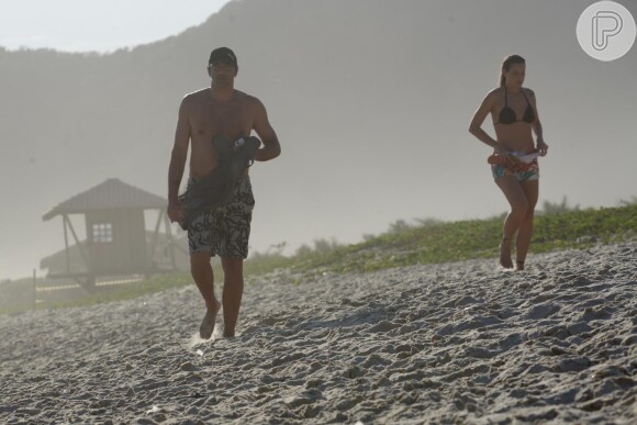 Luciano Szafir passeou pela praia de Grumari, na Zona Oeste do Rio de Janeiro, acompanhado por sua mulher, Luhanna Melloni, que está grávida do segundo filho do casal