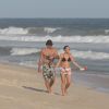 Luciano Szafir passeou pela praia de Grumari, na Zona Oeste do Rio de Janeiro, acompanhado por sua mulher, Luhanna Melloni, que está grávida do segundo filho do casal