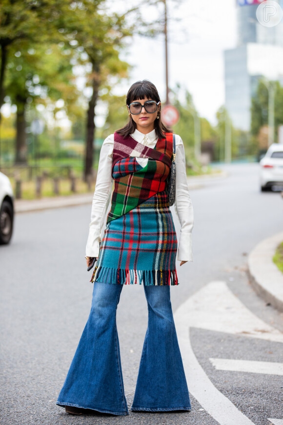 Use calça jeans com vestido ou customize ao combinar com uma saia colorida