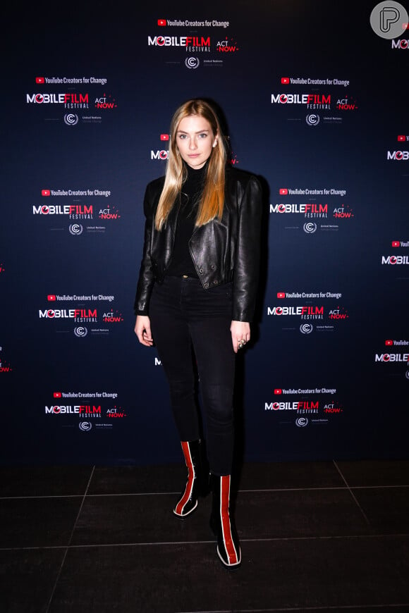 Camille Razat repete bota estilosa vermelha em look total black