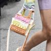 Bolsa de crochê com formato alongadp está na moda