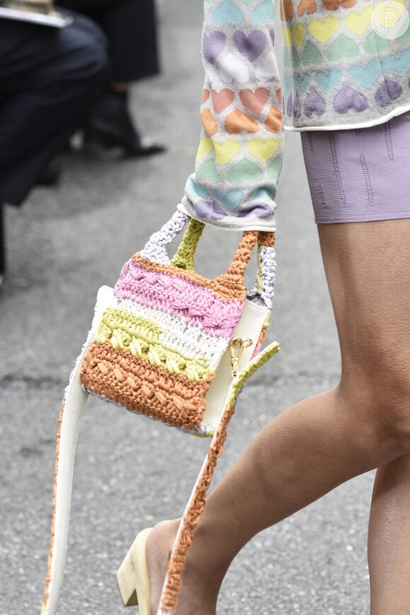 Bolsa de crochê com formato alongadp está na moda