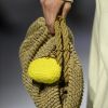 Combine a bolsa crochê com diferentes tramanhos e texturas