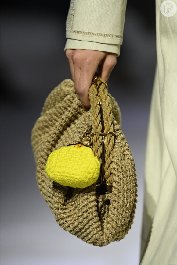 Combine a bolsa crochê com diferentes tramanhos e texturas