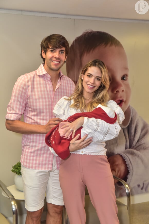 Kaká e Carol Dias usam look combinado na saída da maternidade