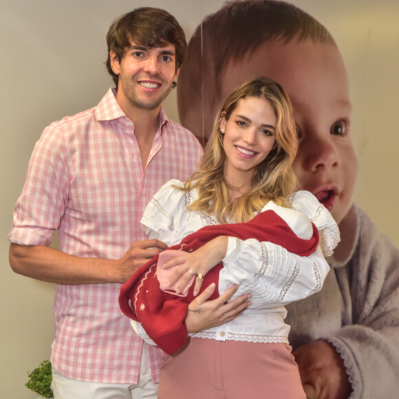 Kaká e Carol Dias usam look combinado na saída da maternidade