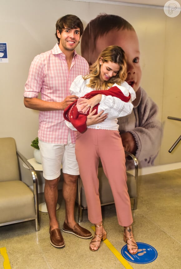 Filha de Kaká e Carol Dias usa look vermelho na saída da maternidade