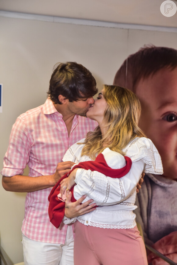 Kaká dá beijo em Carol Dias ao deixar maternidade com a filha