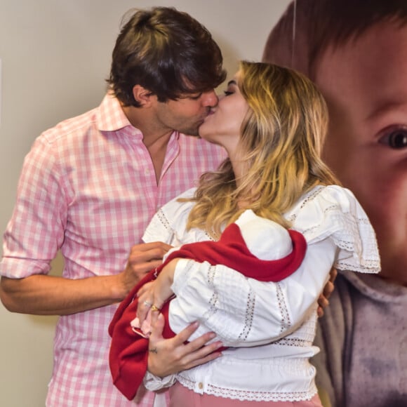 Kaká dá beijo em Carol Dias ao deixar maternidade com a filha