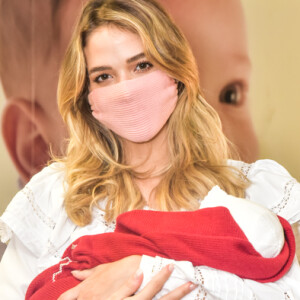 Mulher de Kaká, Carol Dias segura a filha no colo na saída da maternidade