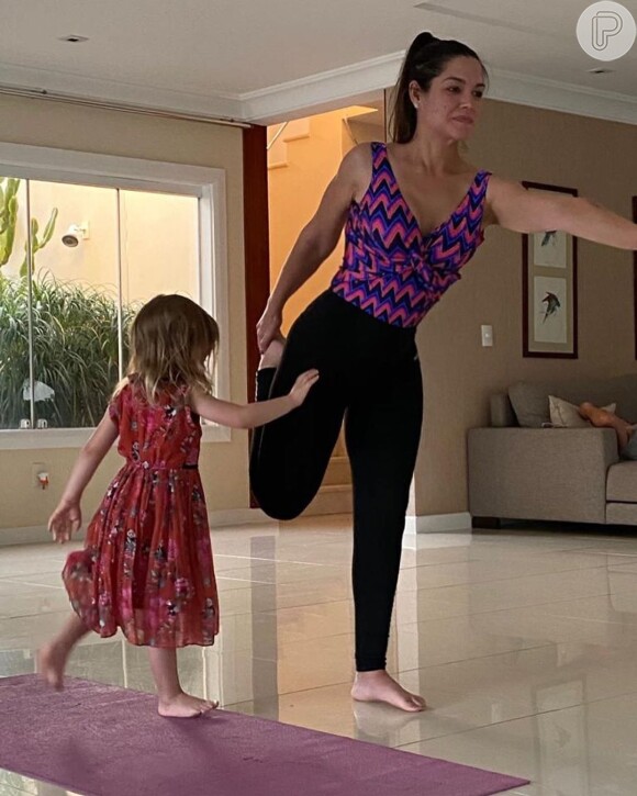 Thais Fersoza fez yoga na companhia da filha, Melinda