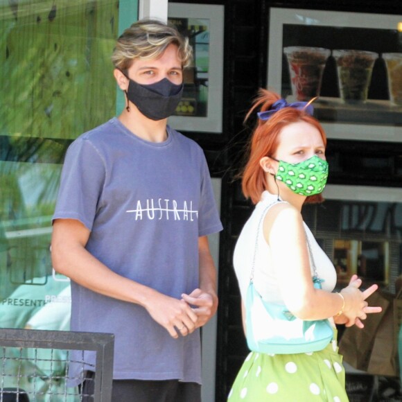 Larissa Manoela e Léo Cidade usam looks confortáveis em passeio