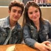 Sophia Valverde e Enzo Krieger combinaram jaqueta jeans durante encontro em pizzaria