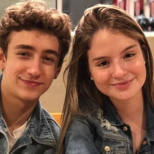 Sophia Valverde e Enzo Krieger combinaram jaqueta jeans durante encontro em pizzaria