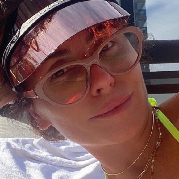 Giovanna Antonelli destaca corpo enxuto em foto de biquíni