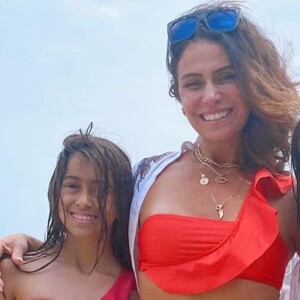 Giovanna Antonelli combina look moda praia com as filhas