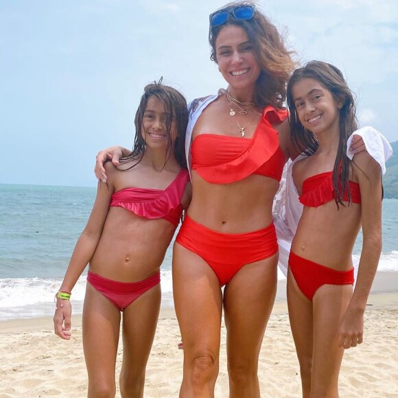 Giovanna Antonelli combina look moda praia com as filhas