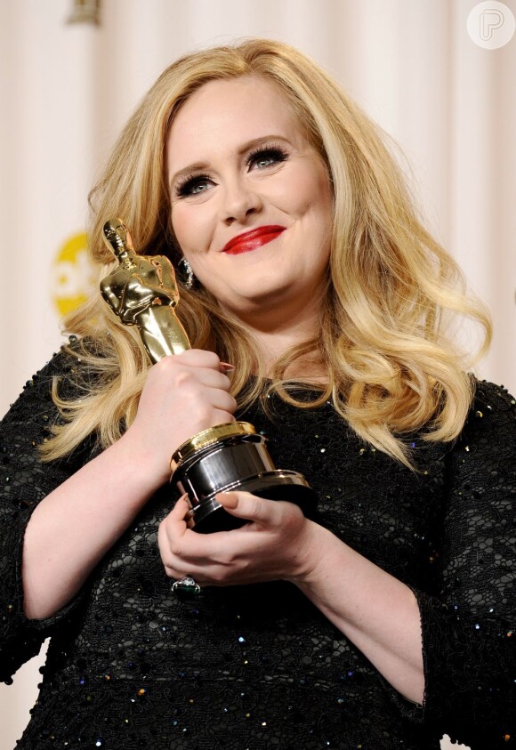 Adele posa com sua estatueta de Melhor Canção Original por 'Skyfall' do filme '007'