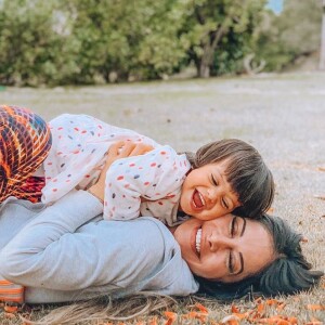 Mayra Cardi vive com a filha em uma mansão