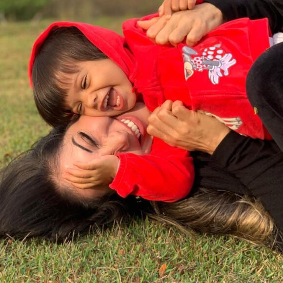 Mayra Cardi construiu uma mini cidade paraa filha nos jardins de sua casa