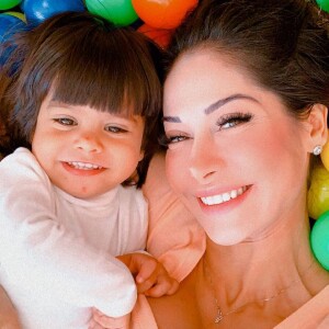 Mayra Cardi com a filha Sophia na brinquedoteca de sua casa