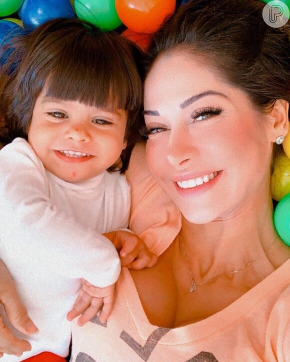 Mayra Cardi com a filha Sophia na brinquedoteca de sua casa