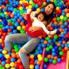 Mayra Cardi se divertiu com Sophia em um brinquedão cheio de bolinhas coloridas