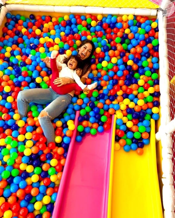 Mayra Cardi se divertiu com Sophia em um brinquedão cheio de bolinhas coloridas