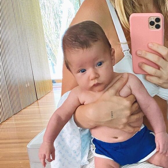Filho mais novo de Giovanna Ewbank faz bico em foto