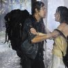 Caíque (Sergio Guizé) e Laura (Nathalia Dill) tomam chuva após o médico salvar a jornalista em um acidente, na novela 'Alto Astral'