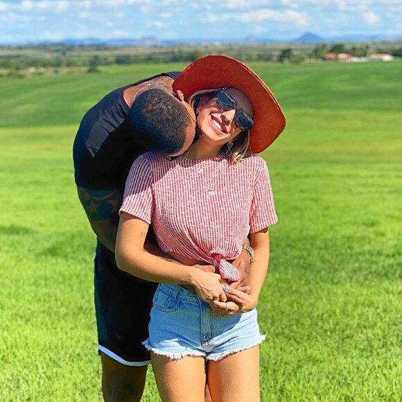 Lorena Improta e Léo Santana dançaram juntos durante um passeio de lancha