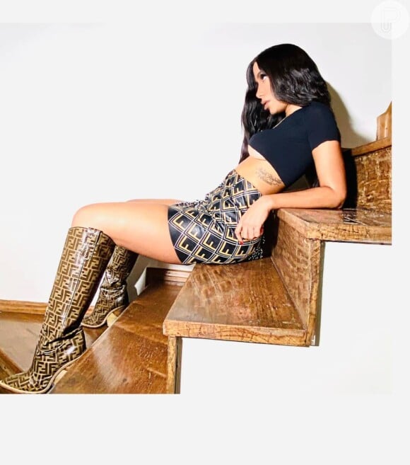 Anitta apostou em look grifado de R$ 15 mil da Fendi em fotos
