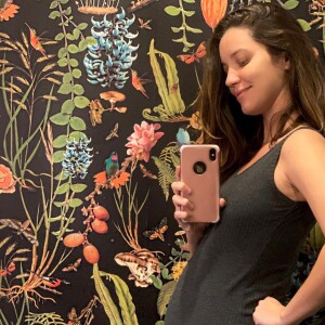 Nathalia Dill foi elogiada ao exibir barrigão de 7 meses em foto de biquíni