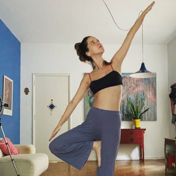 Nathalia Dill faz yoga durante a gravidez para ajudar no parto