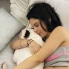 Sthefany Brito exibe barriga de gravidez em foto com pet