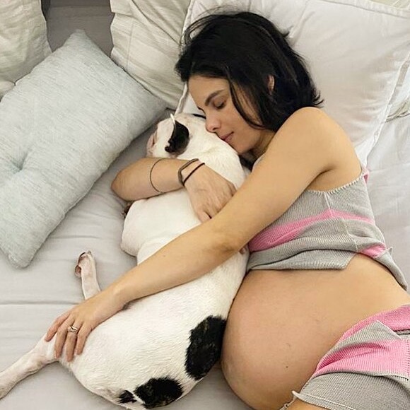 Grávida, Sthefany Brito deixa barriga de fora em foto com pet