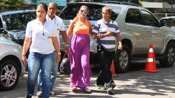 Juliana Paes exibe barrigão de grávida na gravação do 'Estrelas' com Angélica