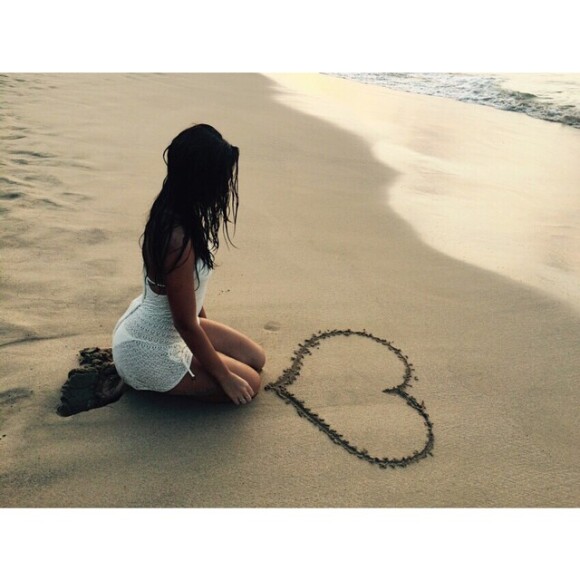 Bruna Marquezine desenha coração na areia durante ensaio sensual na praia