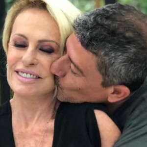 Ana Maria Braga contou ter buscado ajuda no espiritismo para encarar a morte de Tom Veiga, o intérprete do Louro José do 'Mais Você' e 'Note & Anote'