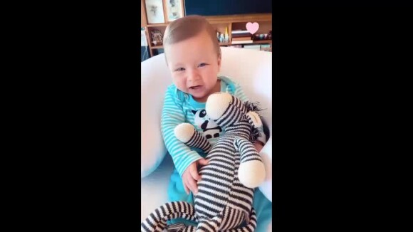 Vídeo: filho de Giovanna Ewbank brinca com boneco que era da irmã
