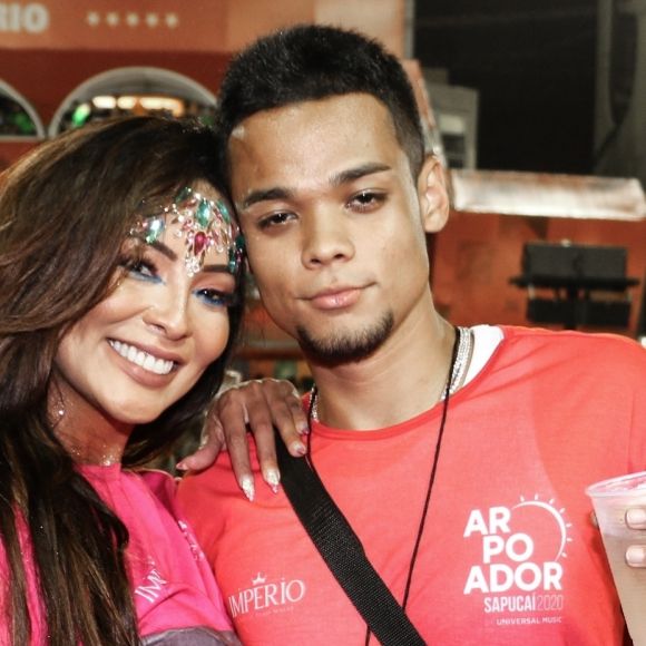 Filho de Carol Nakamura, Juan namora a atriz Erika Januza