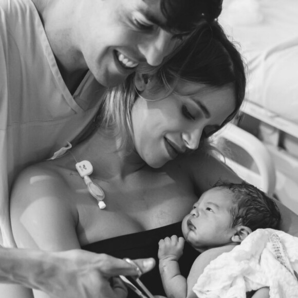 Carol Dias mostra rosto da filha, Esther, pela primeira vez