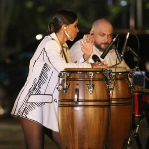 Anitta é clicada tocando percussão durante gravação no Rio