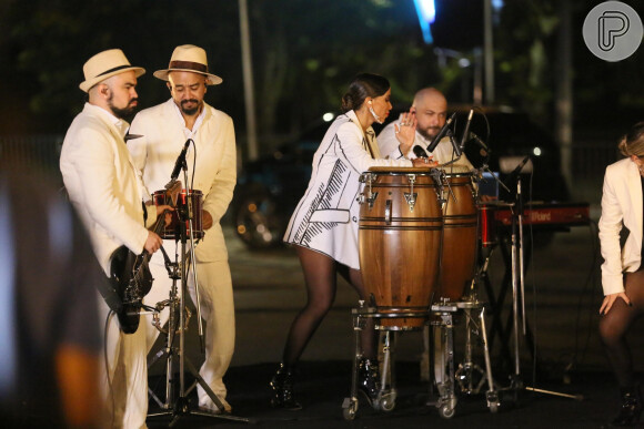 Anitta é clicada tocando percussão durante gravação no Rio