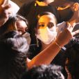 Anitta, de máscara por prevenção do coronavírus, é tietada por fãs