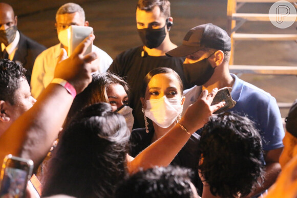 Anitta, de máscara por prevenção do coronavírus, é tietada por fãs