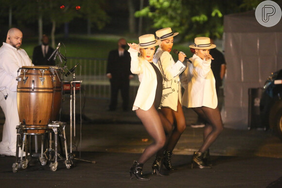 Anitta acrescenta ao look blazer modelo oversized em cor branca e chapéu panamá