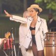 Anitta chama atenção de batom vermelho vibrante em gravação