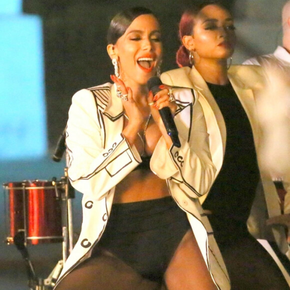 Anitta faz gravação nos Arcos da Lapa, ponto turístico do Rio de Janeiro